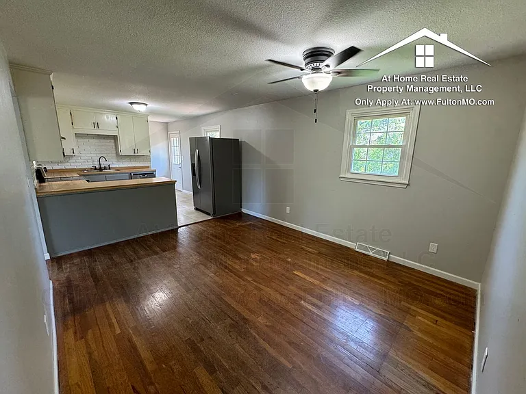 1304 Bradley Ln — Photo 10