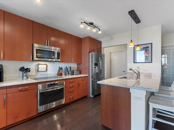 807 Davis St, Evanston, IL