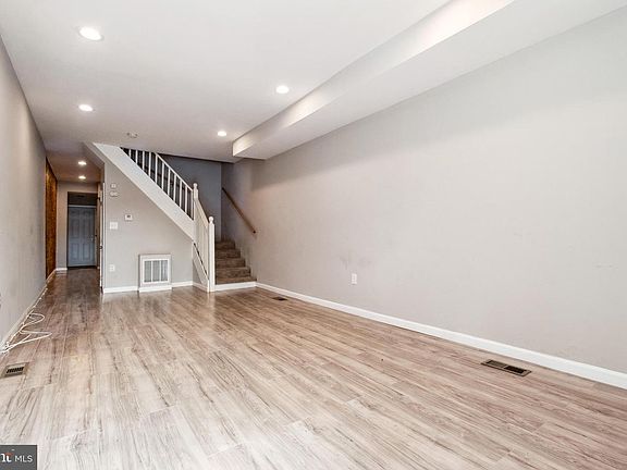 4th image of 2012 Eagle St