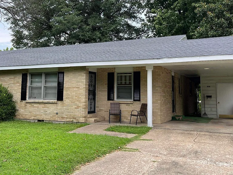 808 Davis Blvd — Photo 1