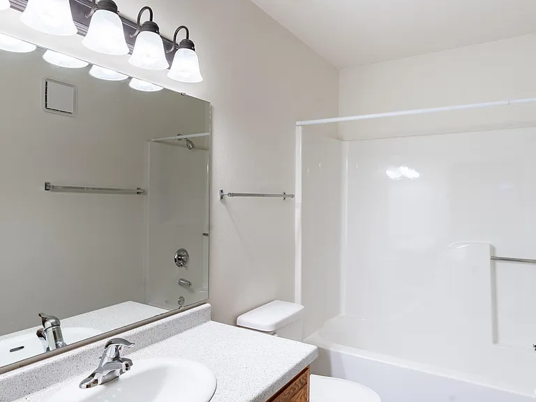 Fargo, ND Brownstone Apartments | 22A | Bathroom