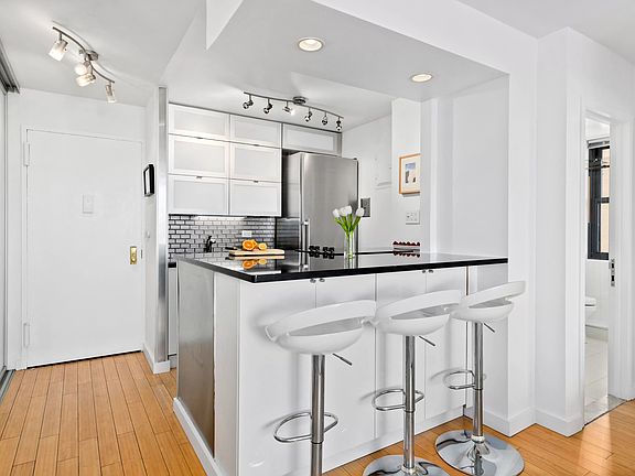 3rd image of 2025 Broadway APT 26E