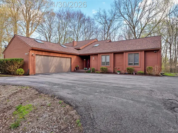 8412 Beacon Ln, Northville, MI 48168