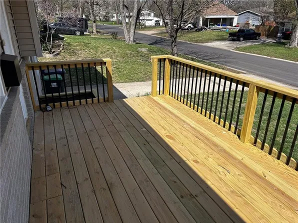 610 NW Village Dr, Lees Summit, MO 64063