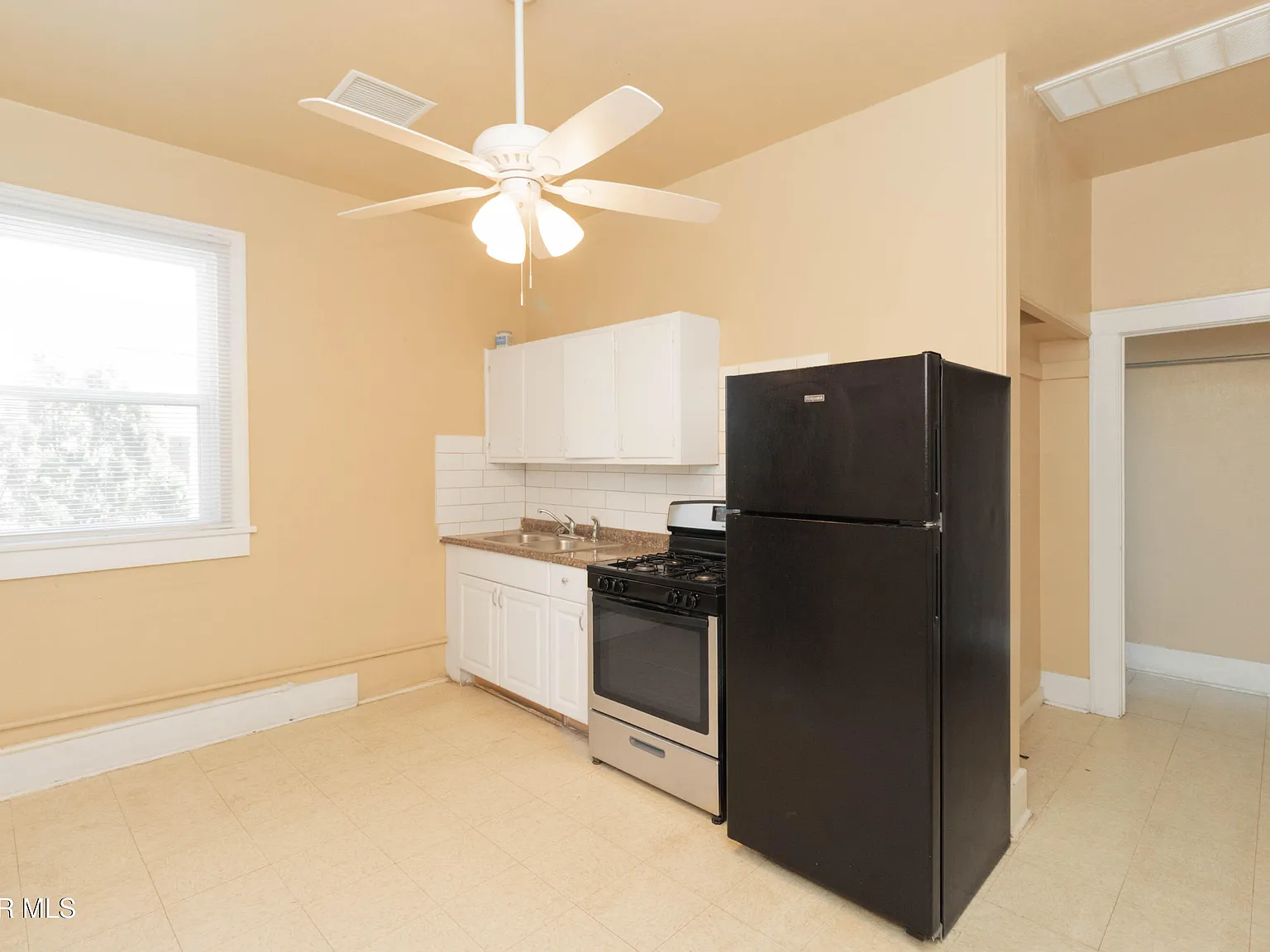 1 bed, 1.0 bath, 655 sqft, $695 — Photo 2