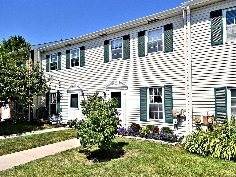 615 Piedmont Ct — Photo 3