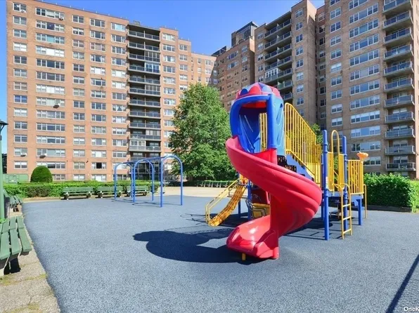 61-20 Grand Central Parkway image 21 of 23