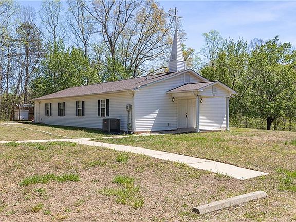 2nd image of 121 Ellis Rd