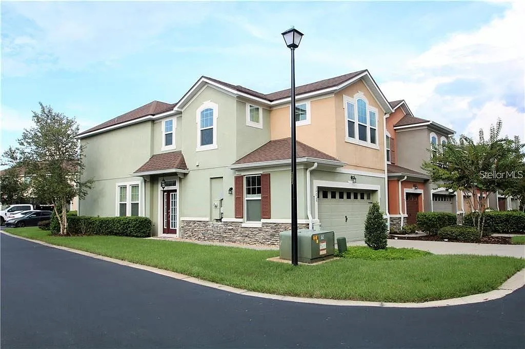 3 bed, 2.5 bath, 1830 sqft, $2,200 — Photo 1