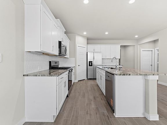 5th image of 2106 Somerset Dr