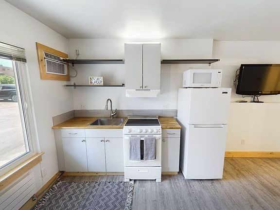 2nd image of 424 Lincoln Ave #200