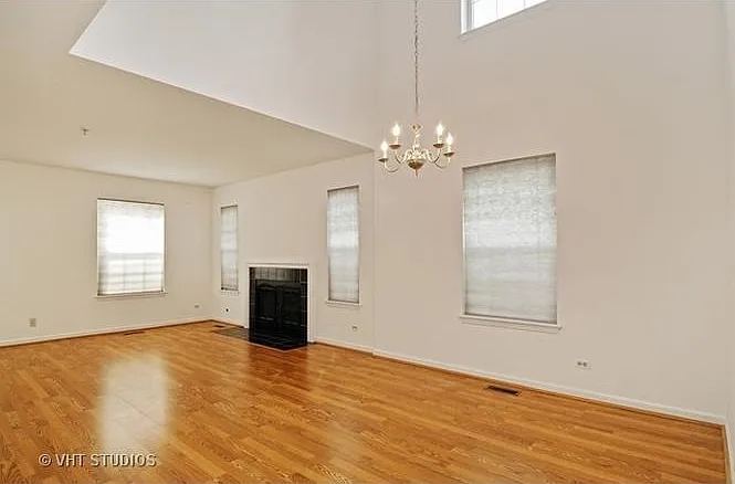 1139 Orleans Dr — Photo 2