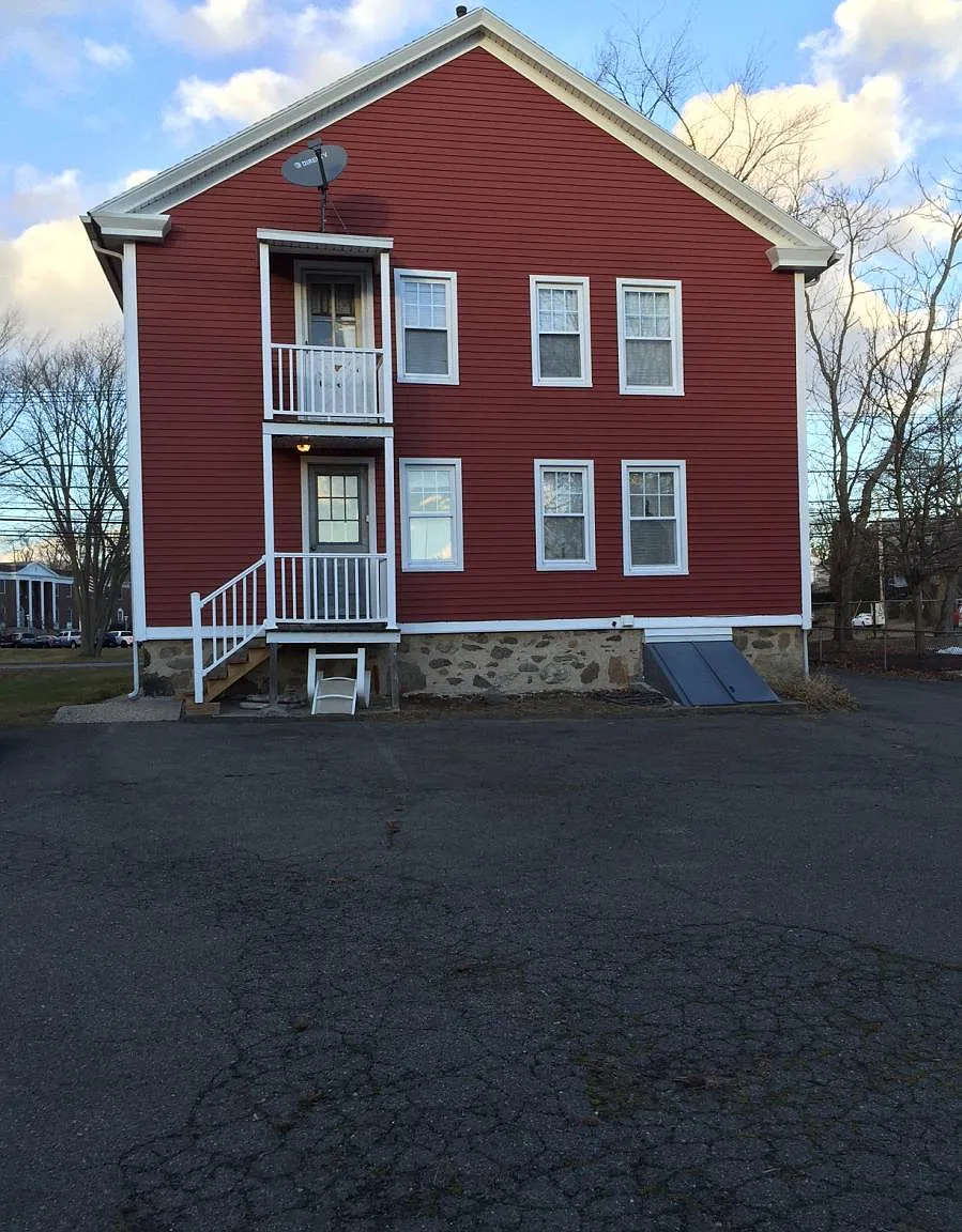 4 bed, $1,900 — Photo 1