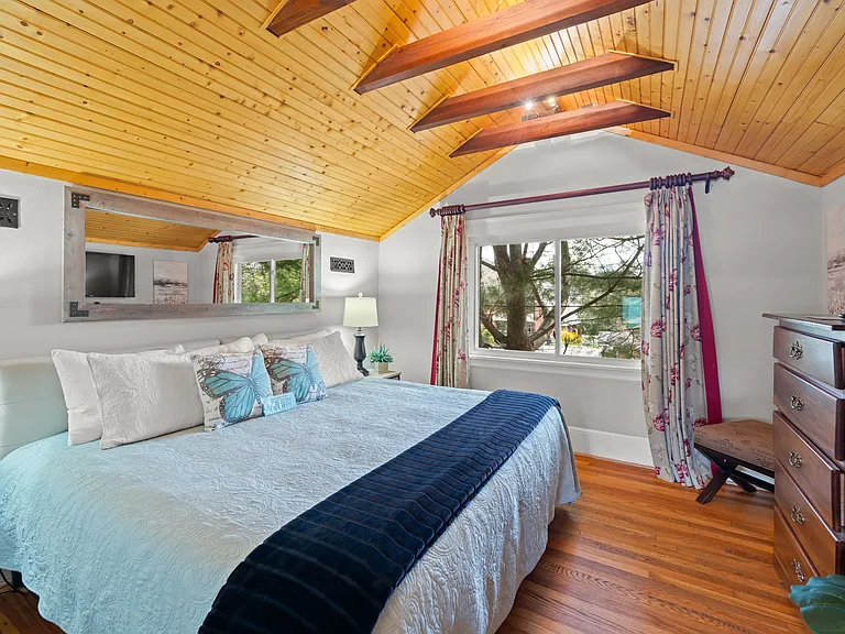King Bedroom - 2nd floor