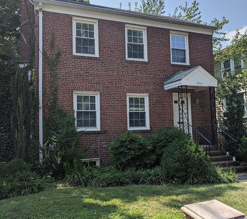 2nd image of 904 Commonwealth Ave