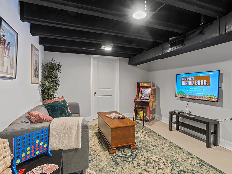 833 Corinthian Ave — Photo 3