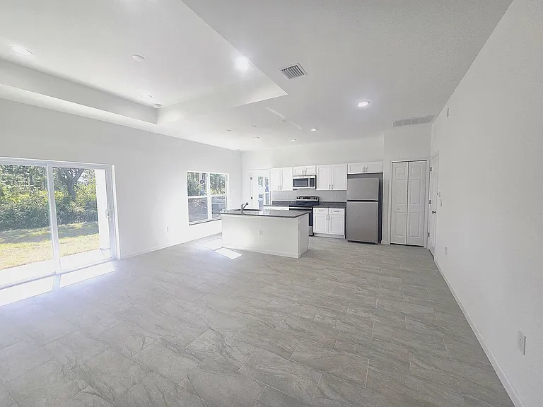 940 Sterling St E — Photo 7