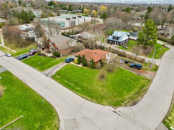 13 McDonald Ct, Hamilton, ON L9H 7G1