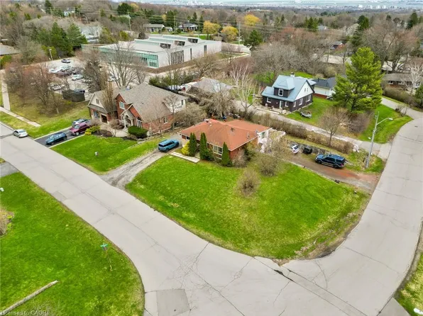 13 McDonald Ct, Hamilton, ON L9H 7G1