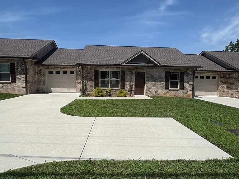 1525 Green Ln — Photo 2