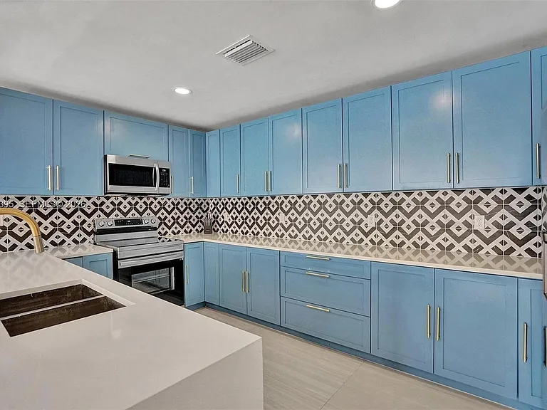 1141 N Northlake Dr — Photo 11