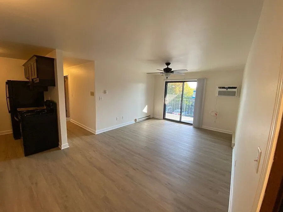 Spacious 2-Bedroom Apartment in Kenosha Great Location! — Photo 4