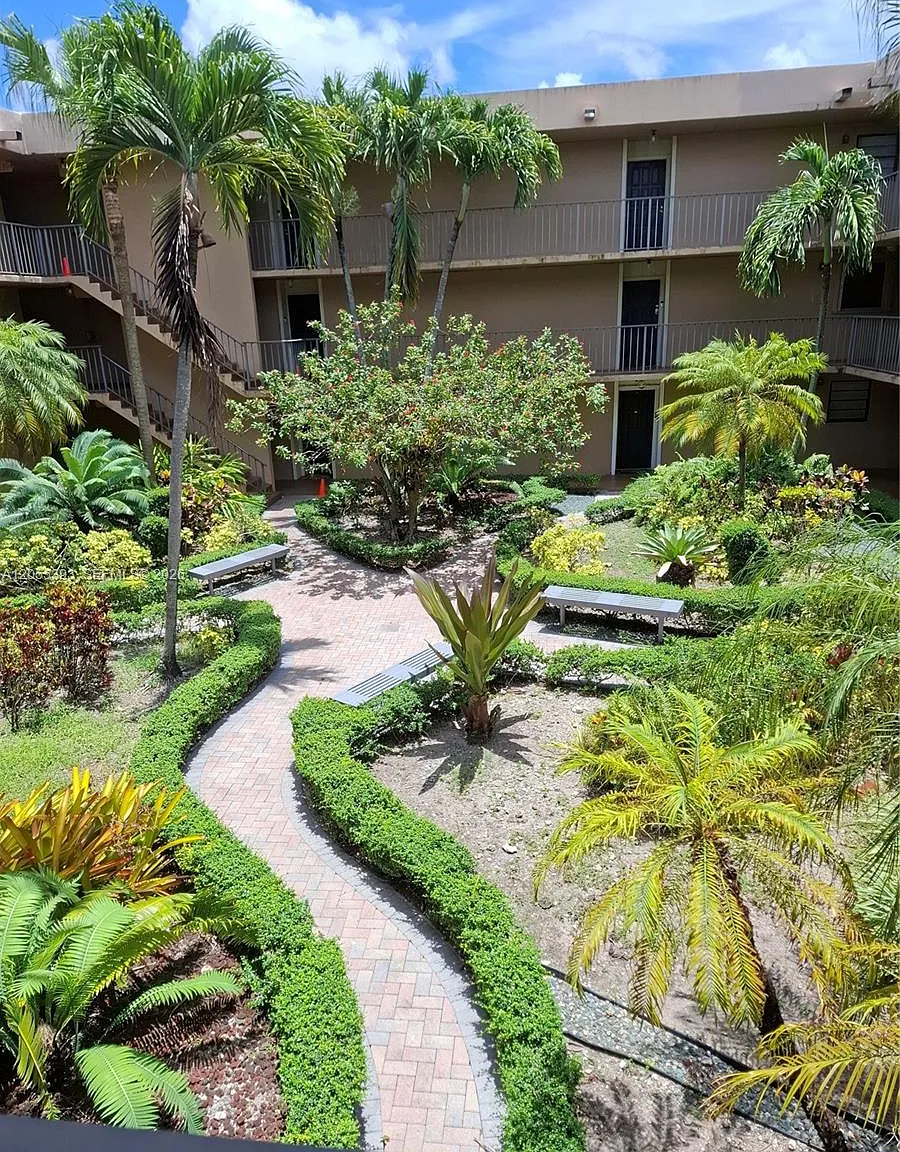 Gardens Of Kendall Condo — Photo 1