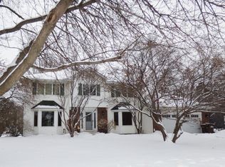 2037 Parkview Ln, Woodbury, MN 55125