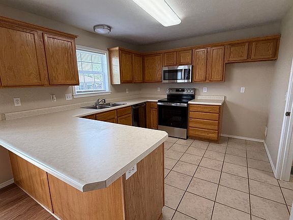 3rd image of 104 E Comanche Court