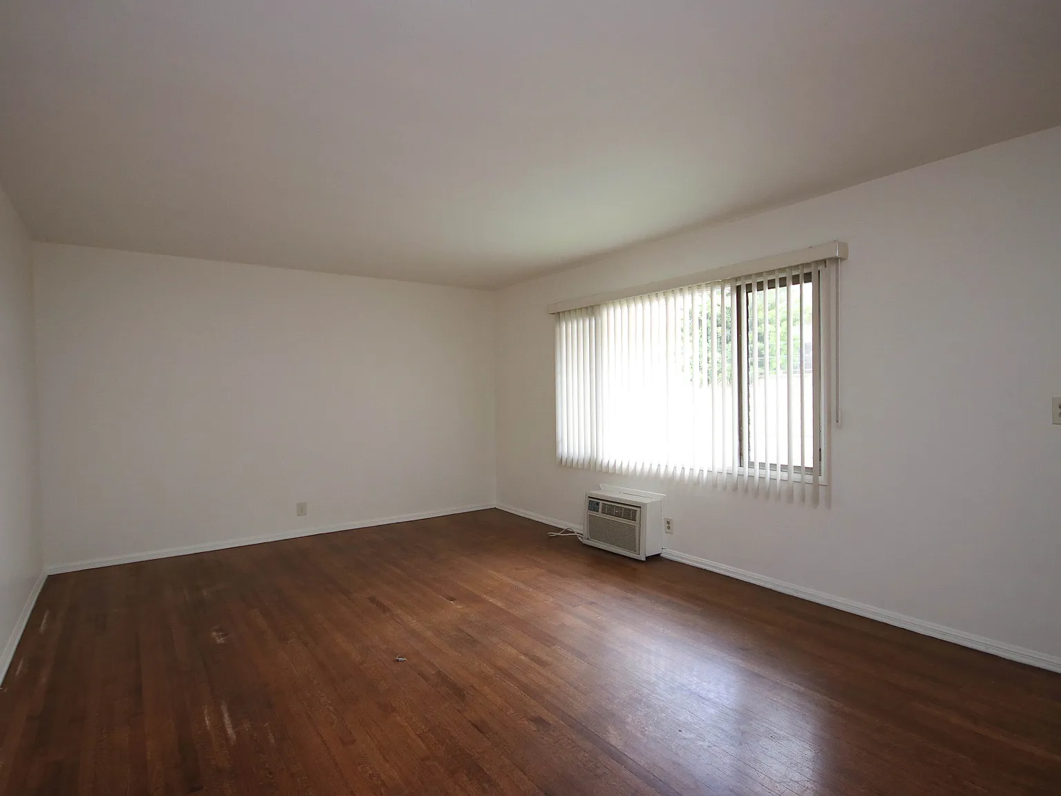 207 S 3rd Ave — Photo 2