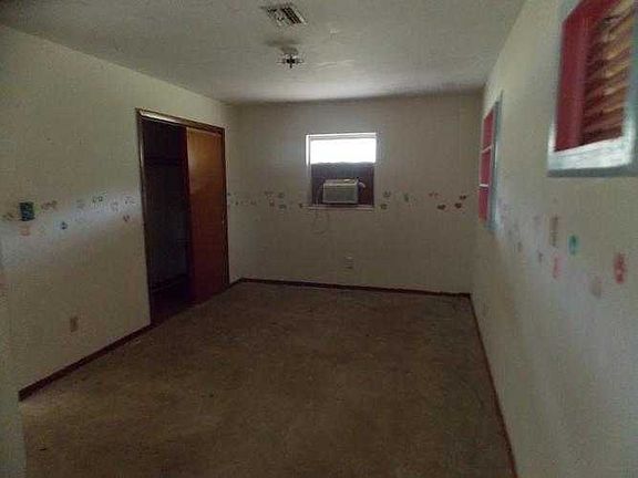 MIDDLE BEDROOM
