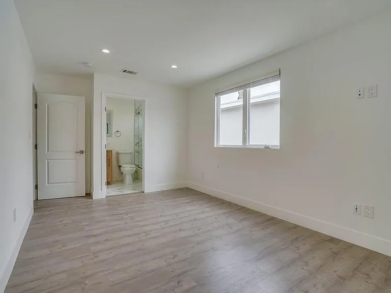 2300 Carmona Ave — Photo 31