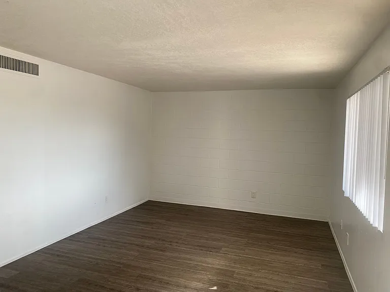 The Lowell Apartments — Photo 11