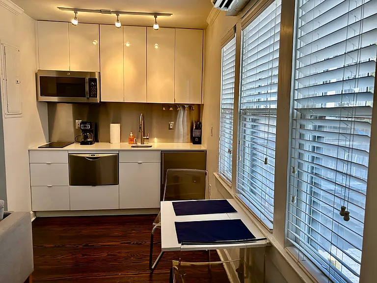 706 E Pine St — Photo 2