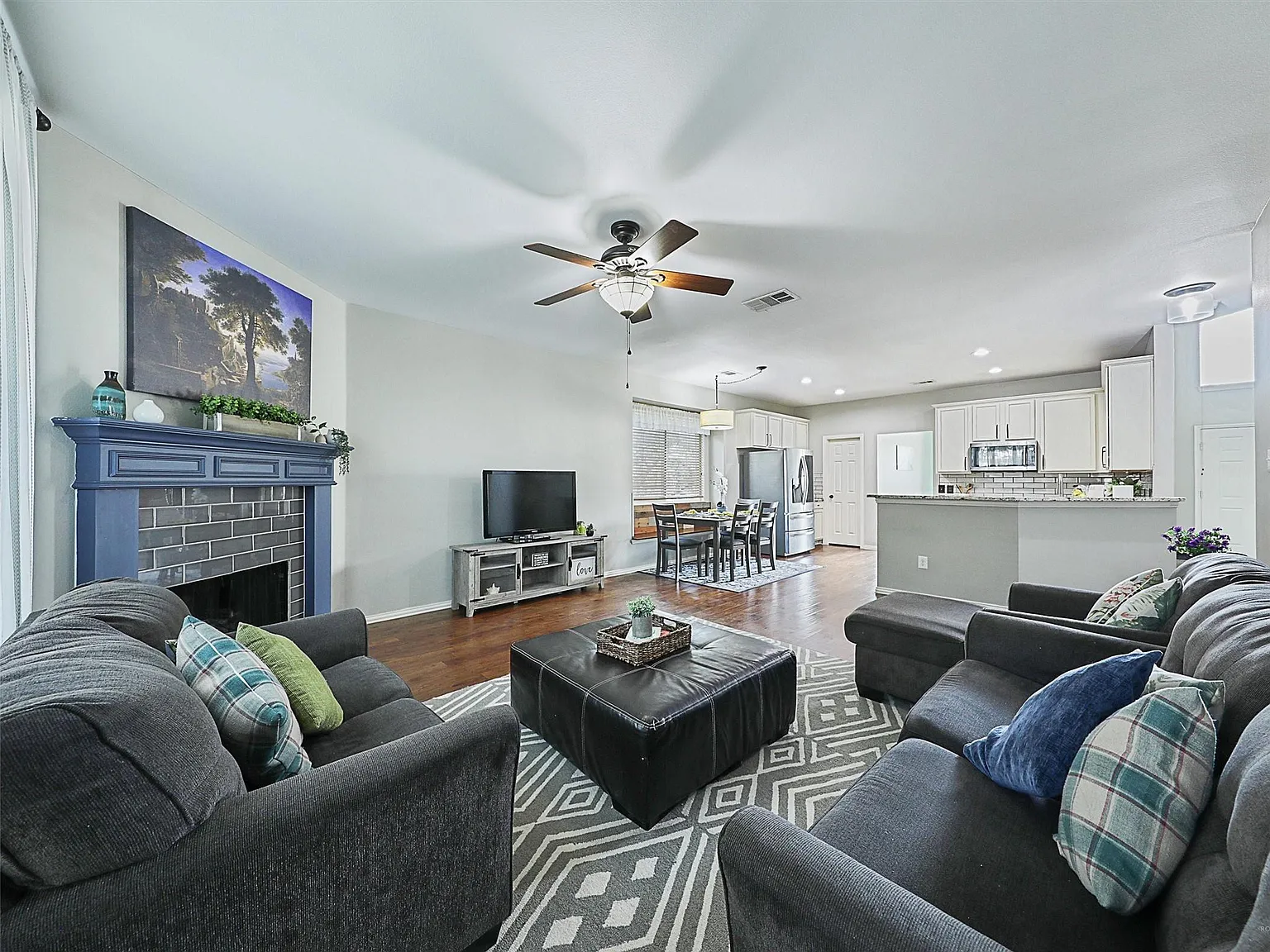 4 bed, 2554 sqft, $2,850 — Photo 4