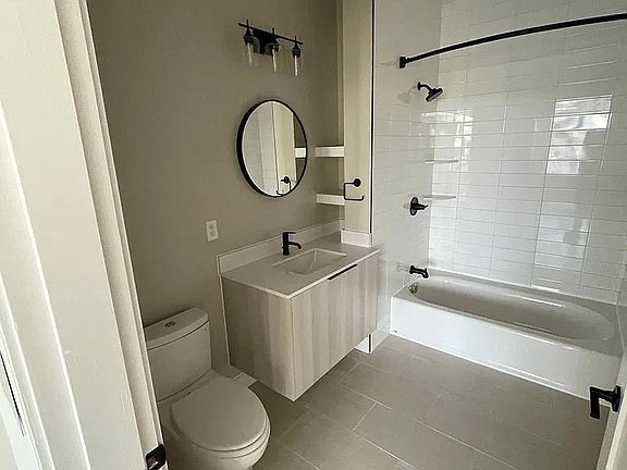 5th image of 402 Bremen St #404