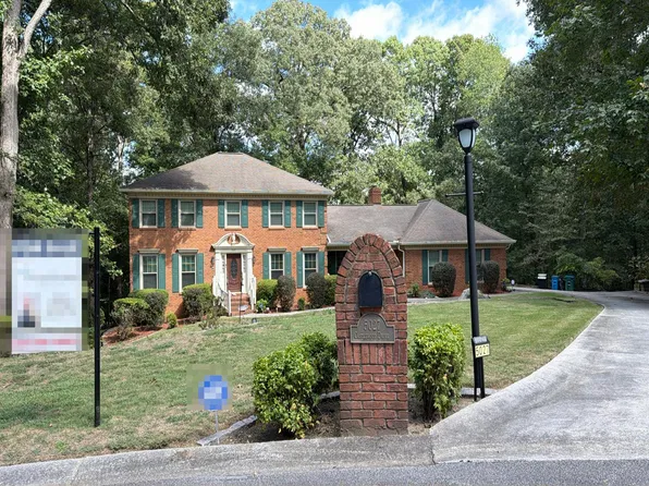 5027 Castlewood Dr SW, Lilburn, GA 30047