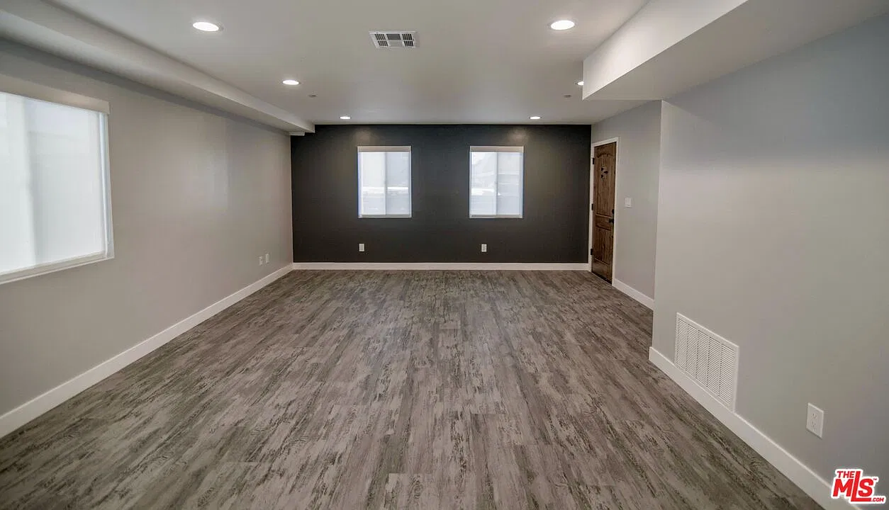3 bed, 2.0 bath, 1200 sqft, $2,995 — Photo 2