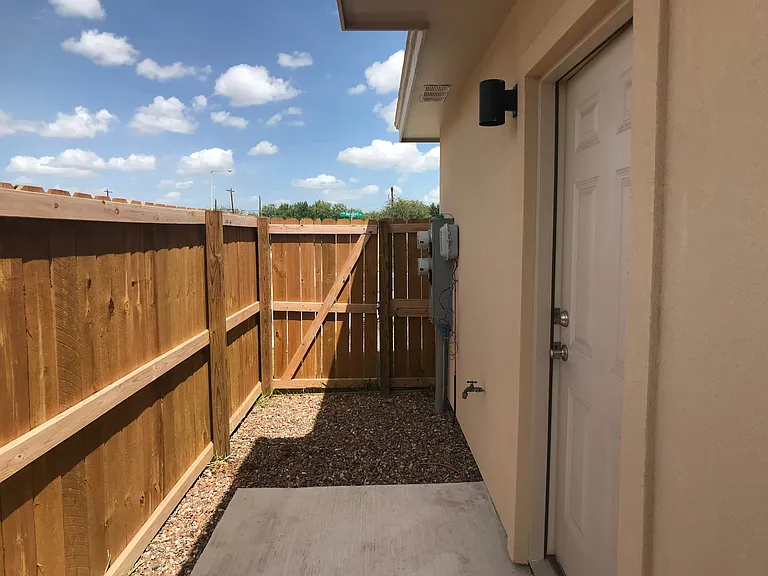 401 Newport Ave — Photo 11