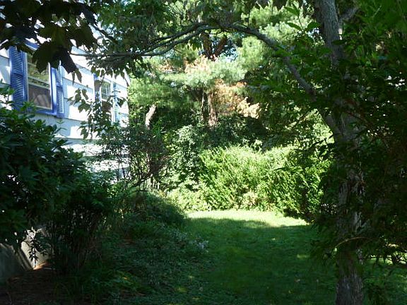 4th image of 396 Leslie Dr