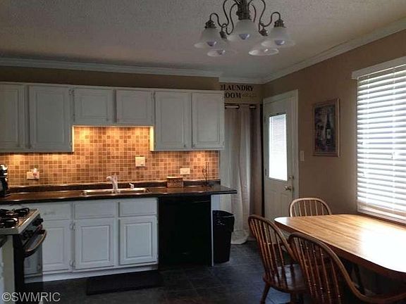 3rd image of 5296 Hillview Dr