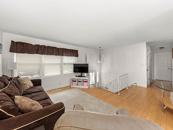 3rd image of 3226 Everglade Ave