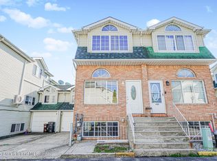 155 Woodcutters Ln, Staten Island, NY 10306