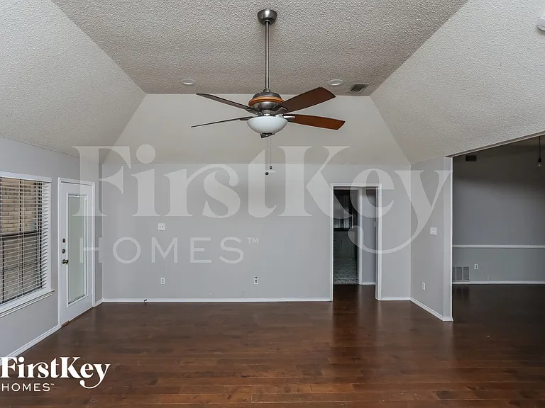 408 Flagstone Dr — Photo 3