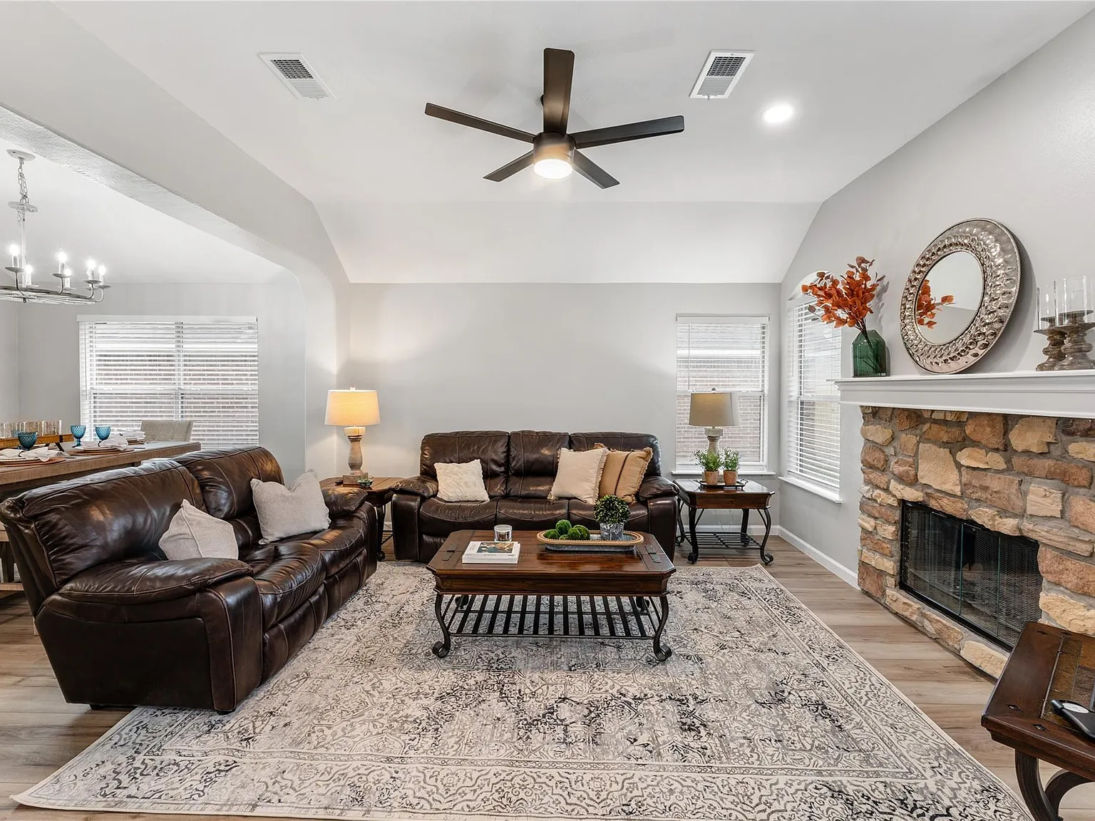 3 bed, 2.0 bath, 1646 sqft, $3,300 — Photo 2