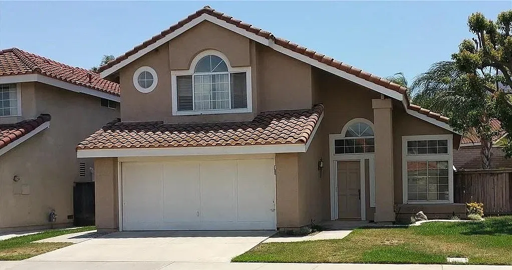 3 bed, 2.5 bath, 1613 sqft, $3,850 — Photo 2