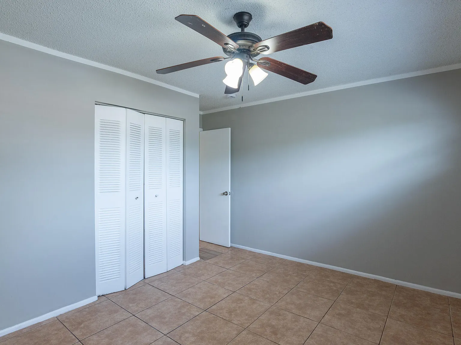 3 bed, 1.0 bath, 1296 sqft, $2,500 — Photo 4
