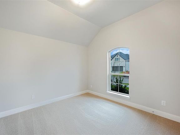 4th image of 931 Manuel Dr