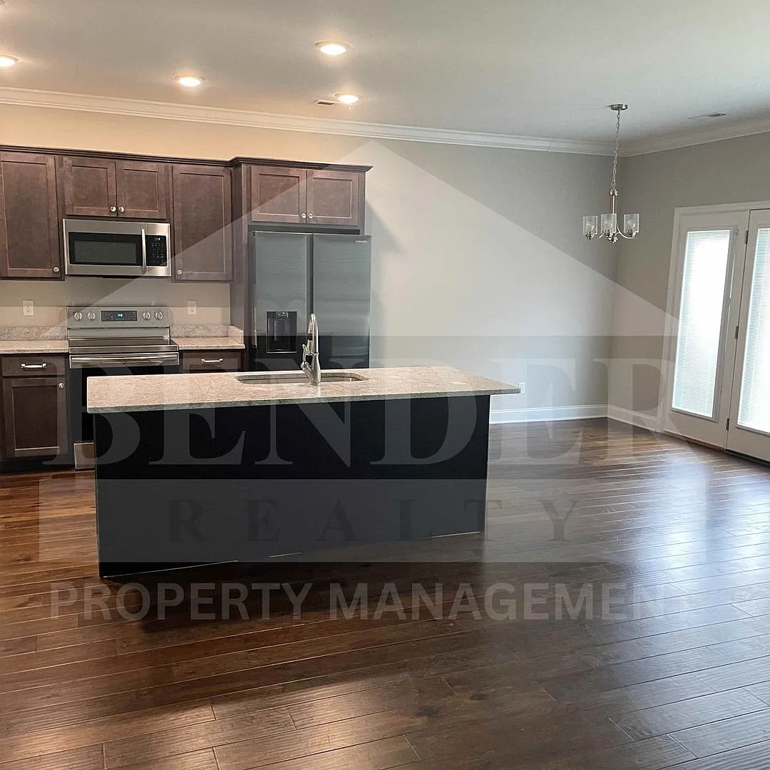 ** Reduced ** Beautiful Townhome — Photo 3