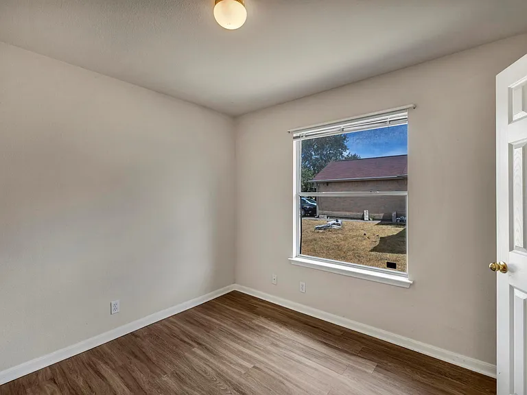 216 Meadowside Dr — Photo 36